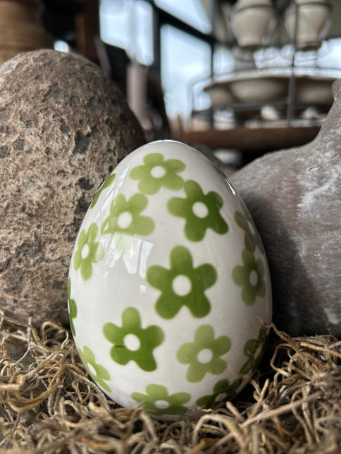 Porseleinen ei met groene bloempjes