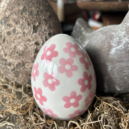 Porseleinen ei met roze bloempjes