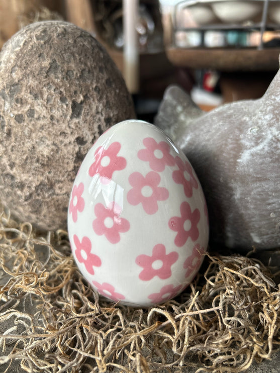 Porseleinen ei met roze bloempjes