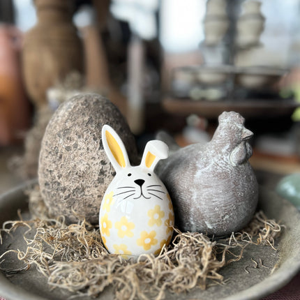 Porseleinen haasje met gele bloempjes