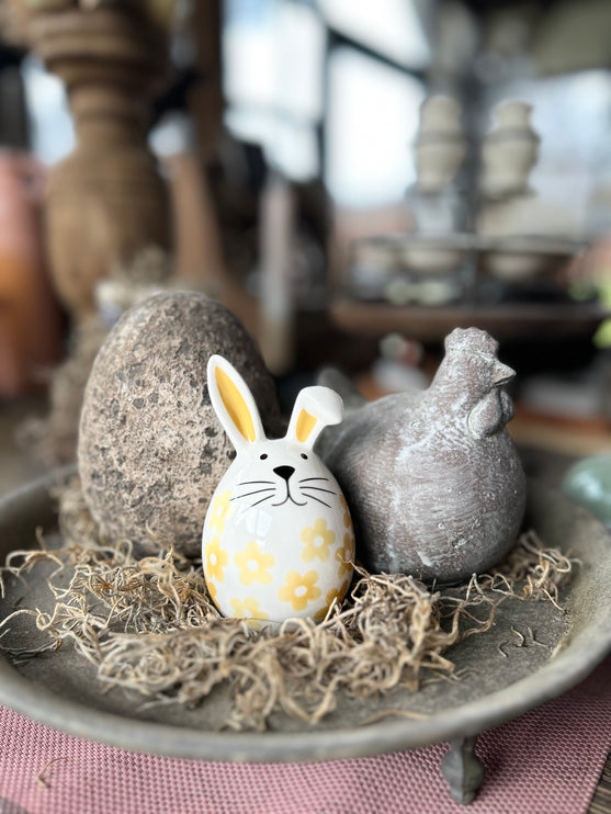 Porseleinen haasje met gele bloempjes