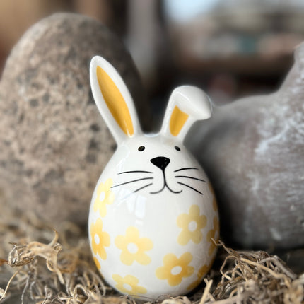 Porseleinen haasje met gele bloempjes