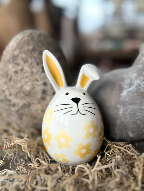 Porseleinen haasje met gele bloempjes