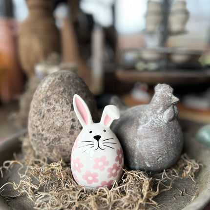 Porseleinen haasje met roze bloempjes