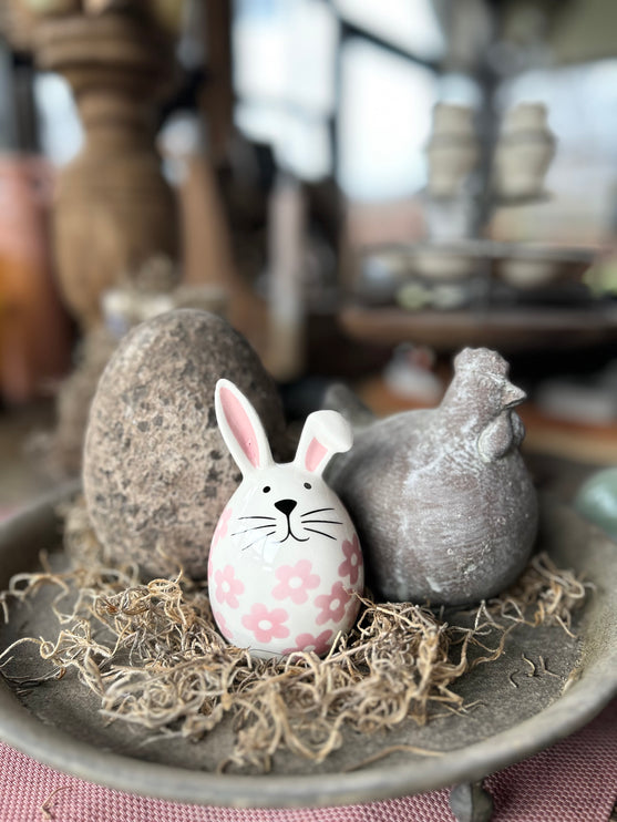 Porseleinen haasje met roze bloempjes