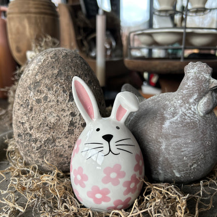 Porseleinen haasje met roze bloempjes