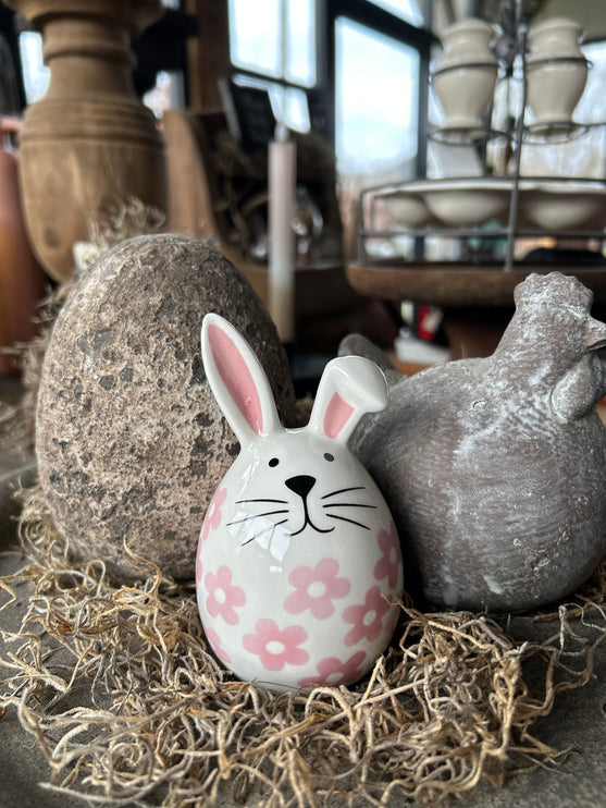 Porseleinen haasje met roze bloempjes