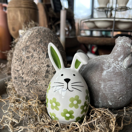 Porseleinen haasje met groene bloempjes