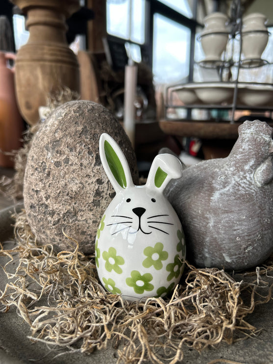 Porseleinen haasje met groene bloempjes