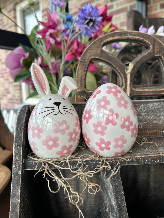 Porseleinen ei met roze bloempjes