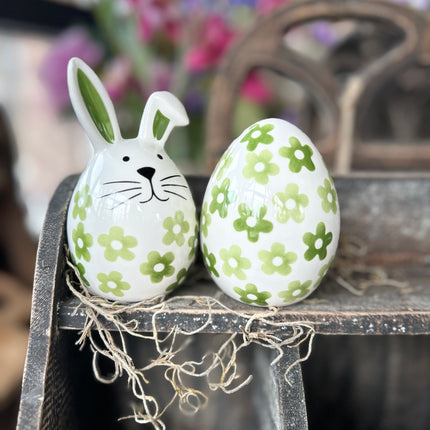 Porseleinen ei met groene bloempjes
