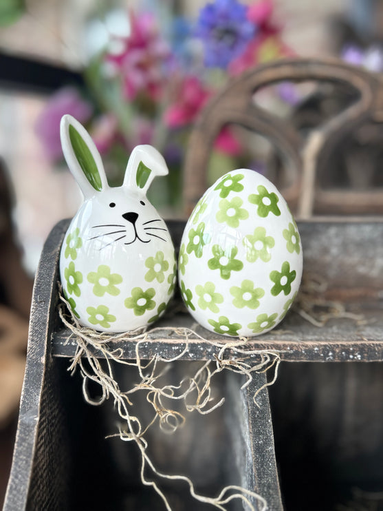 Porseleinen ei met groene bloempjes