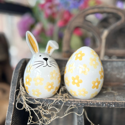 Porseleinen ei met gele bloempjes