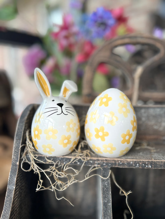 Porseleinen ei met gele bloempjes