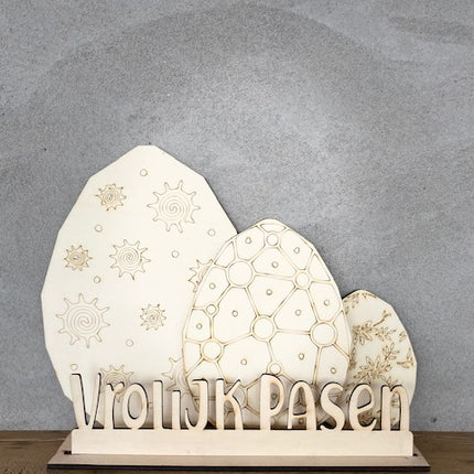 Paasdecoratie / Paasornament met 3 x ei en 1 x de tekst Vrolijk Pasen inclusief voetstuk
