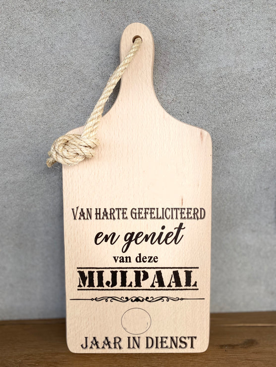 Serveerplankje 35 cm te personaliseren met eigen naam/logo (aantal jaar in dienst ook aanpasbaar)