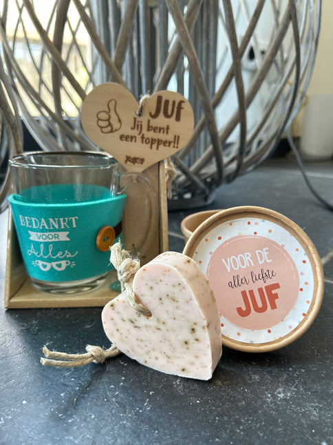 Cadeaupakket juf inclusief theeglas bedankt voor een super gezellig schooljaar + zeep in doosje + houten hartje