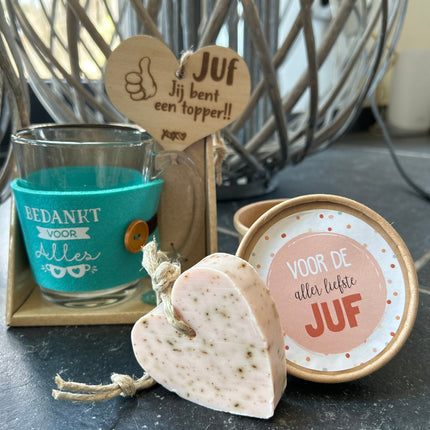 Cadeaupakket juf inclusief theeglas bedankt voor een super gezellig schooljaar + zeep in doosje + houten hartje
