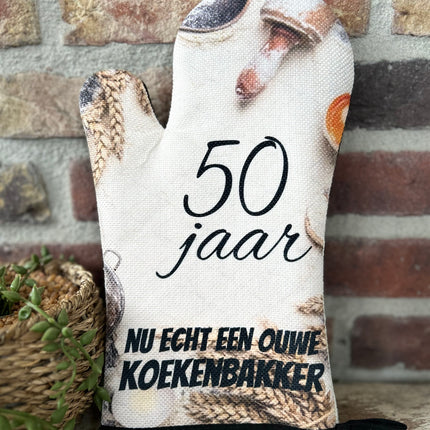 Ovenhandschoen met de tekst `50 jaar Nu echt een ouwe koekenbakker