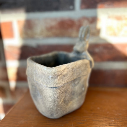 Stenen Bloempot met haas