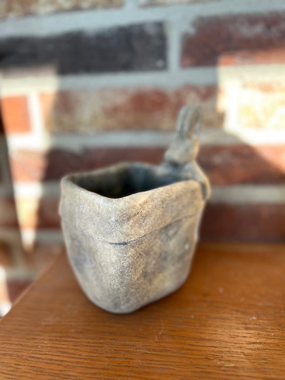 Stenen Bloempot met haas