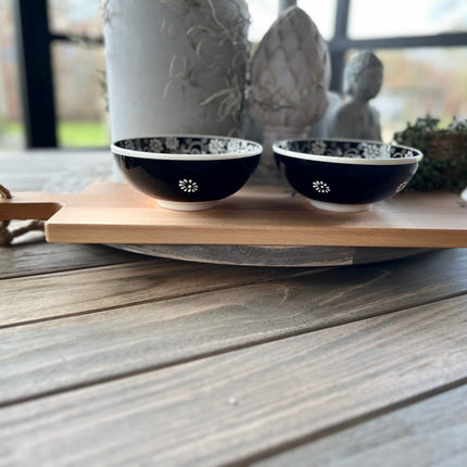 Serveerplank 59 cm met 2 zwart witte schaaltjes met reliëf