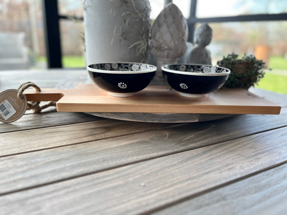 Serveerplank 59 cm met 2 zwart witte schaaltjes met reliëf