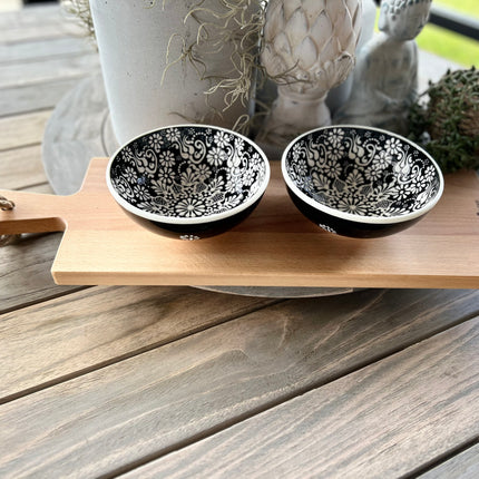Serveerplank 59 cm met 2 zwart witte schaaltjes met reliëf
