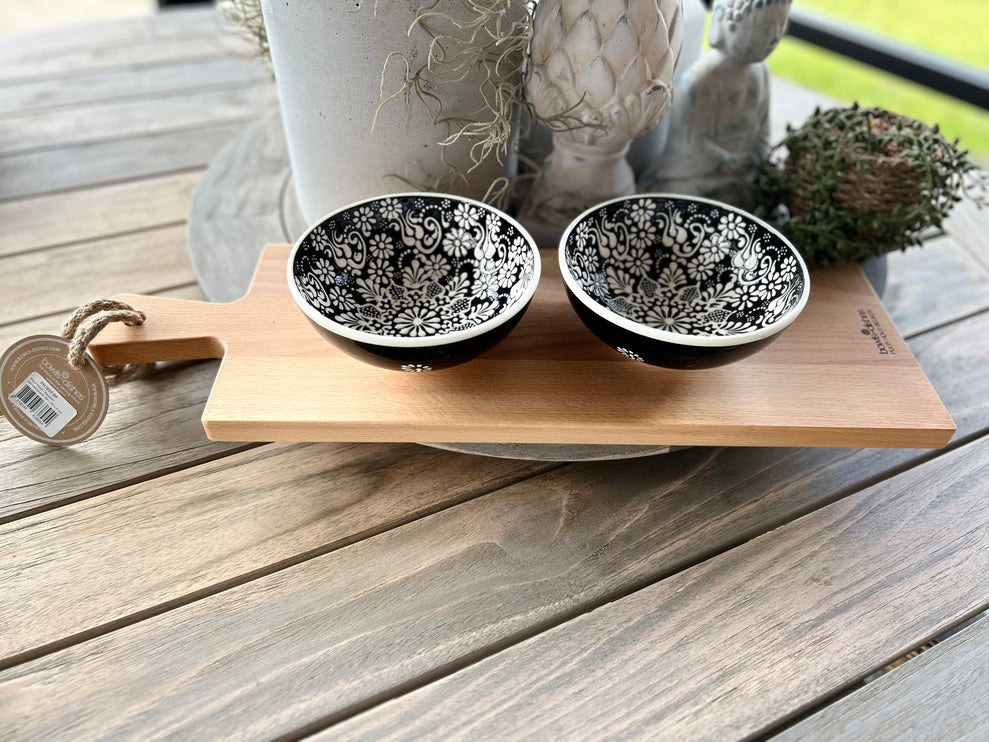 Serveerplank 59 cm met 2 zwart witte schaaltjes met reliëf