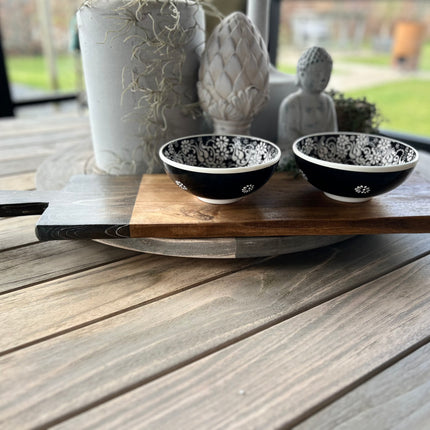Serveerplank brocante 59 cm met 2 zwart witte schaaltjes