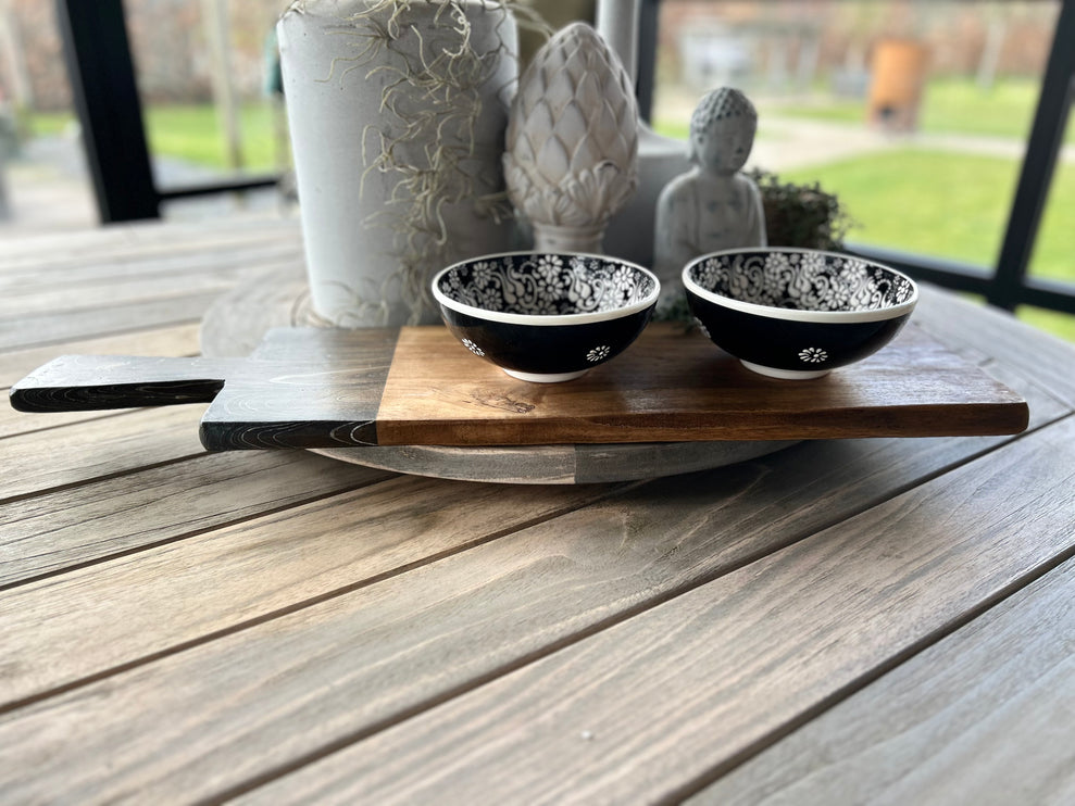 Serveerplank brocante 59 cm met 2 zwart witte schaaltjes