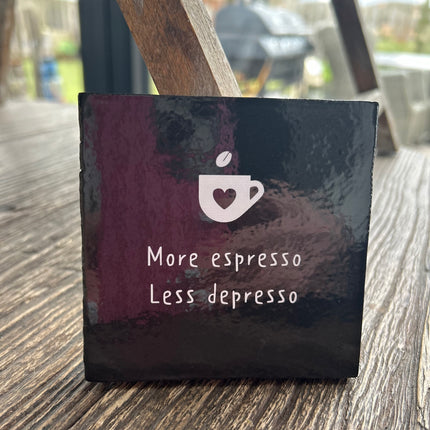 Tegeltje met tekst More espresso Less depresso