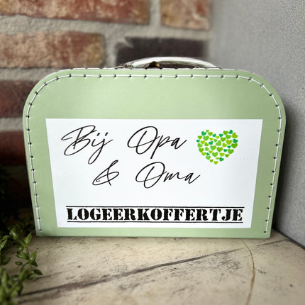 Koffertje Groen met Groene achtergrond - Logeerkoffertje - Opa en Oma