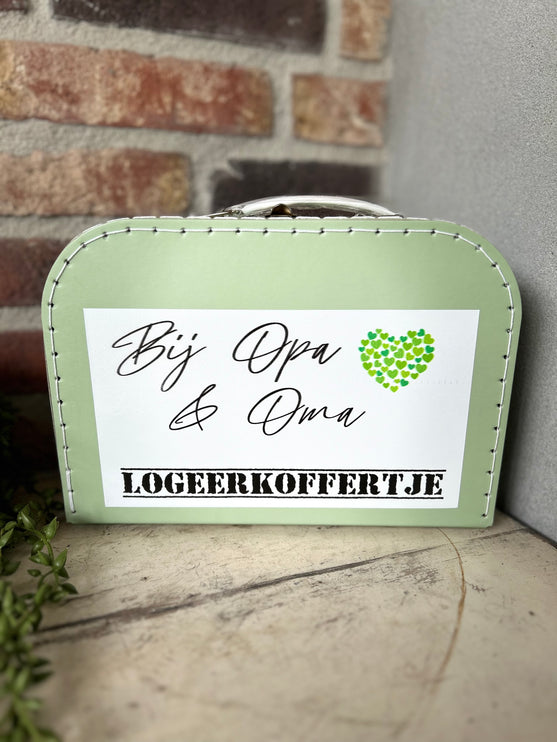 Koffertje Groen met Groene achtergrond - Logeerkoffertje - Opa en Oma