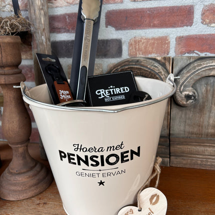 Cadeaupakket Zinken emmer Pensioen met  opener/tang/onderzetter/mok/sleutelhanger