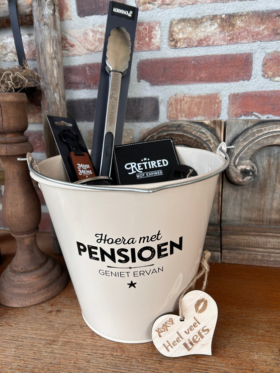 Cadeaupakket Zinken emmer Pensioen met  opener/tang/onderzetter/mok/sleutelhanger