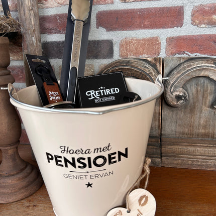 Cadeaupakket Zinken emmer Pensioen met  opener/tang/onderzetter/mok/sleutelhanger