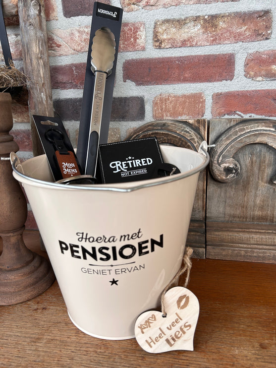 Cadeaupakket Zinken emmer Pensioen met  opener/tang/onderzetter/mok/sleutelhanger