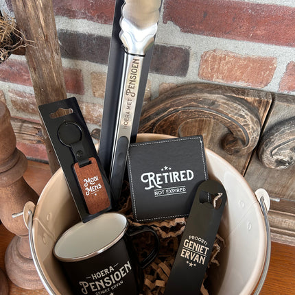 Cadeaupakket Zinken emmer Pensioen met  opener/tang/onderzetter/mok/sleutelhanger