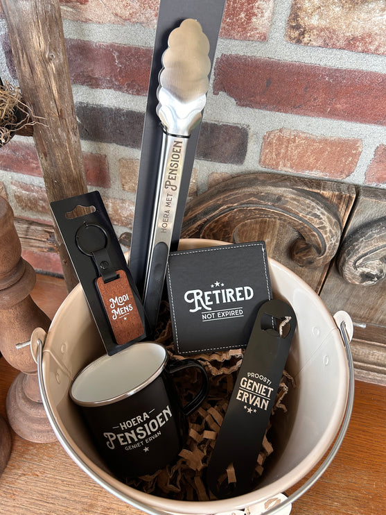 Cadeaupakket Zinken emmer Pensioen met  opener/tang/onderzetter/mok/sleutelhanger