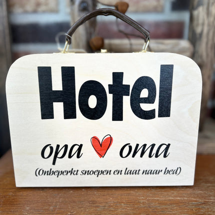 Houten koffertje met leren handvat - Hotel opa & oma