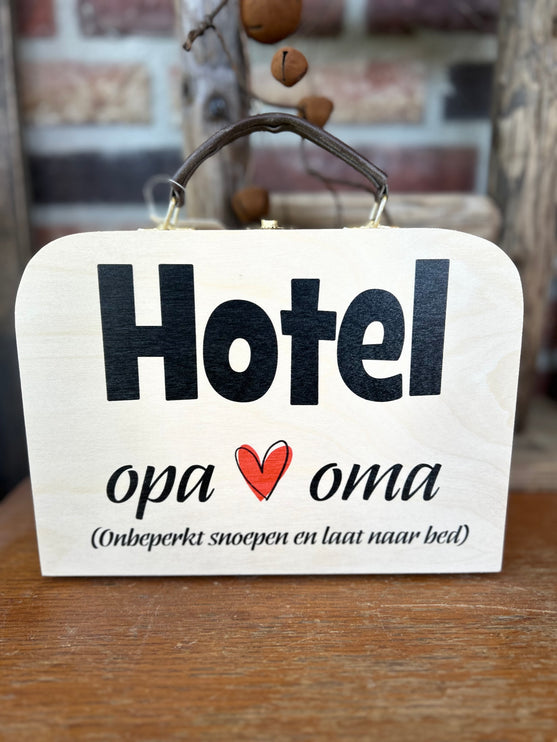 Houten koffertje met leren handvat - Hotel opa & oma