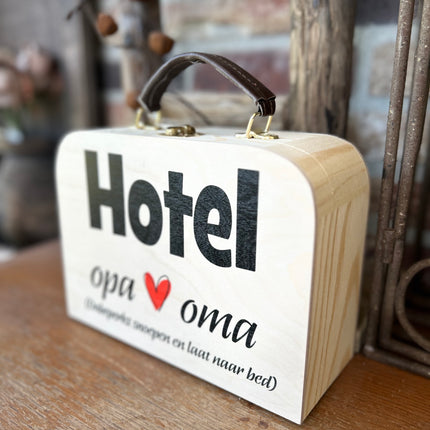 Houten koffertje met leren handvat - Hotel opa & oma