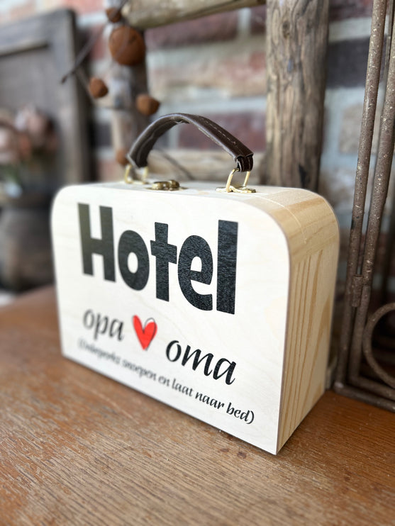 Houten koffertje met leren handvat - Hotel opa & oma