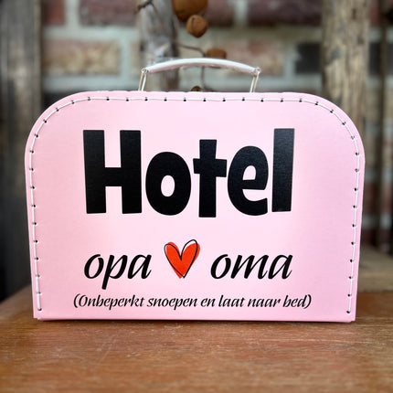 Kartonnen Koffertje Roze - Hotel opa en oma