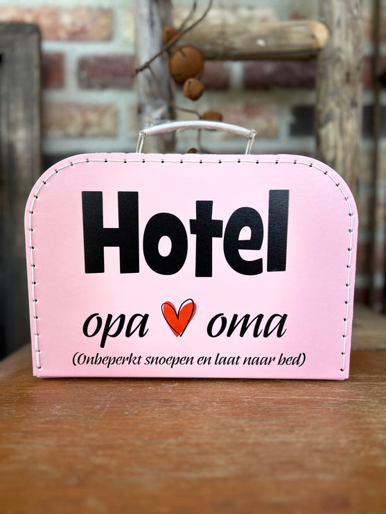 Kartonnen Koffertje Roze - Hotel opa en oma