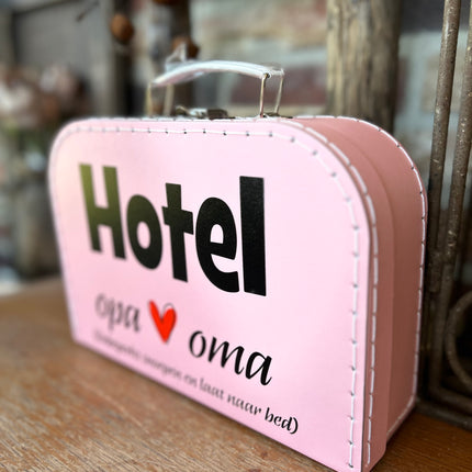 Kartonnen Koffertje Roze - Hotel opa en oma