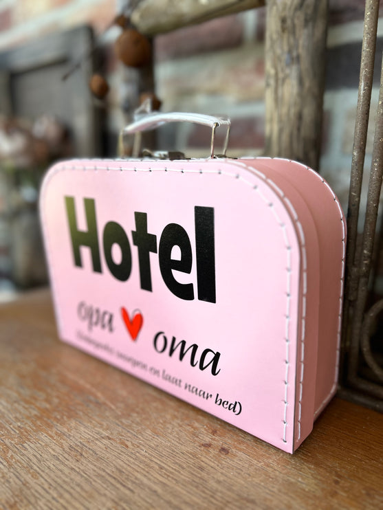 Kartonnen Koffertje Roze - Hotel opa en oma