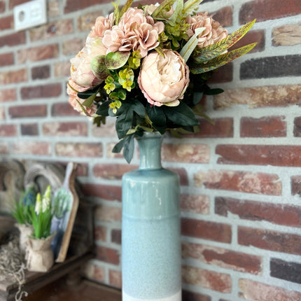 Hoge keramieken vaas met (kunst)bloemen
