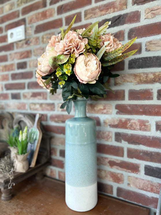 Hoge keramieken vaas met (kunst)bloemen